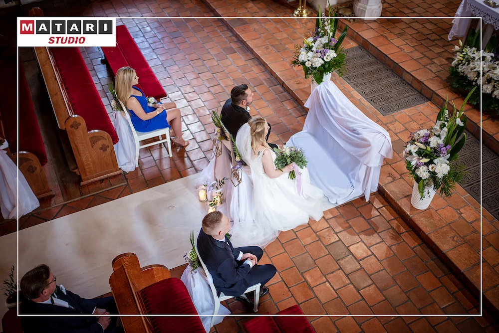 Fotograf na ślub rejestruje radość gości podczas ceremonii