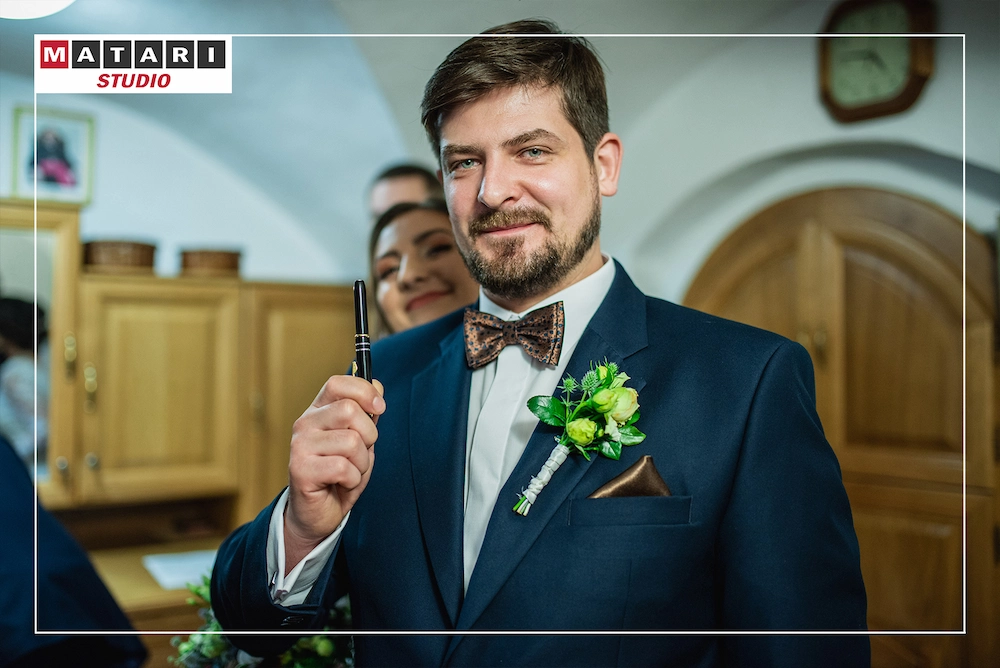 Kamerzysta na ślub rejestruje detale kwiatów w kościele