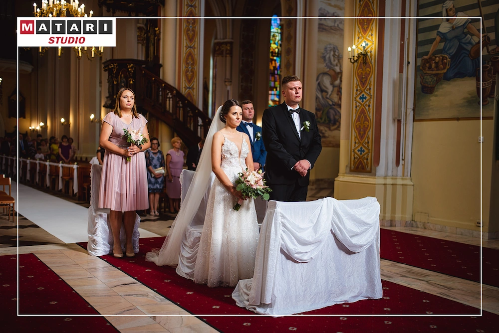 Fotograf na wesele rejestruje detale dekoracji ołtarza