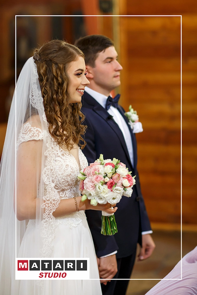 Fotograf na wesele rejestruje artystyczne ujęcie ceremonii