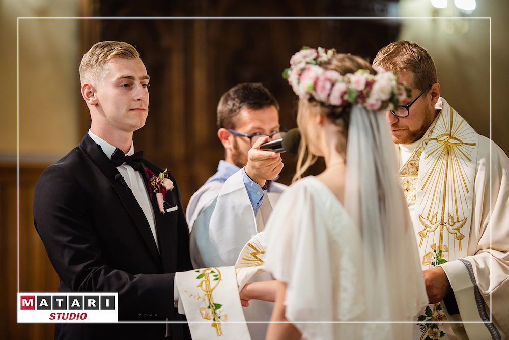 Fotografia ślubna z emocjami gości podczas ceremonii
