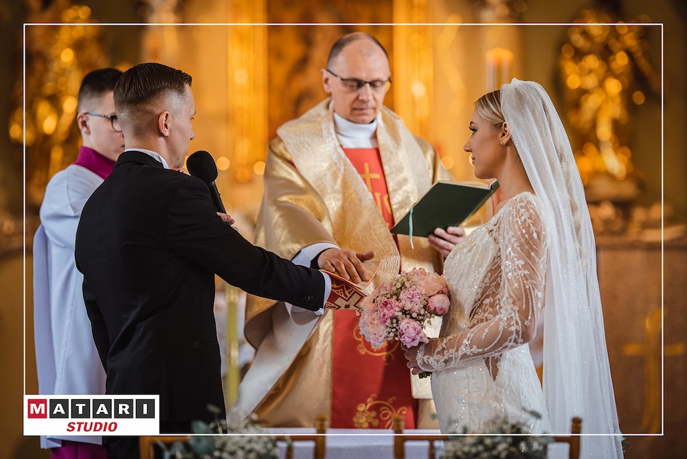 Kamerzysta na wesele rejestruje moment składania przysięgi