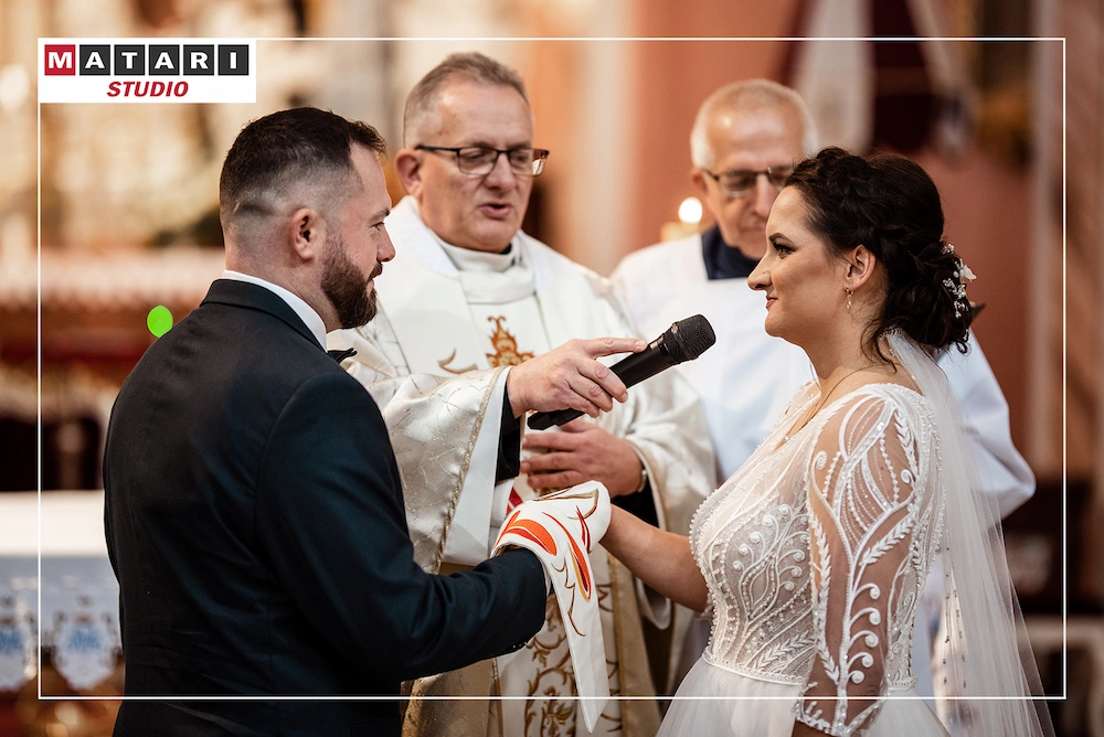 Fotografia ślubna z detali dekoracji kościelnych