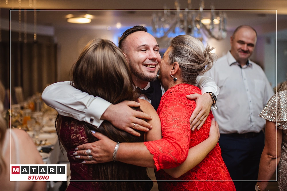 Pan Młody w emocjonującym momencie wesela