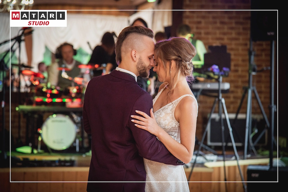 Panna Młoda w pięknej sukni ślubnej