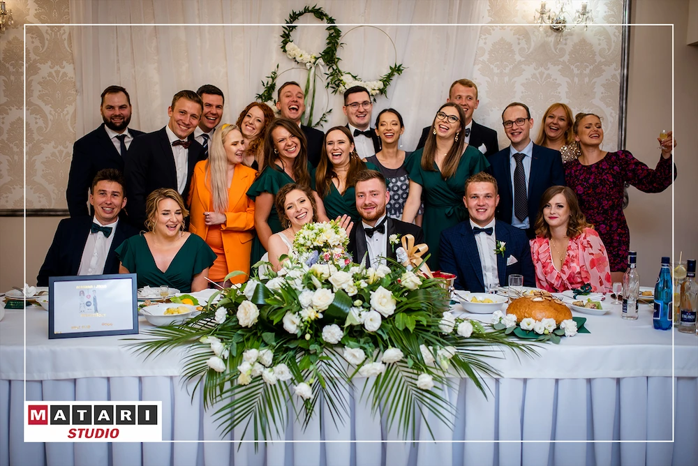 Goście weselni podczas wspólnego zdjęcia